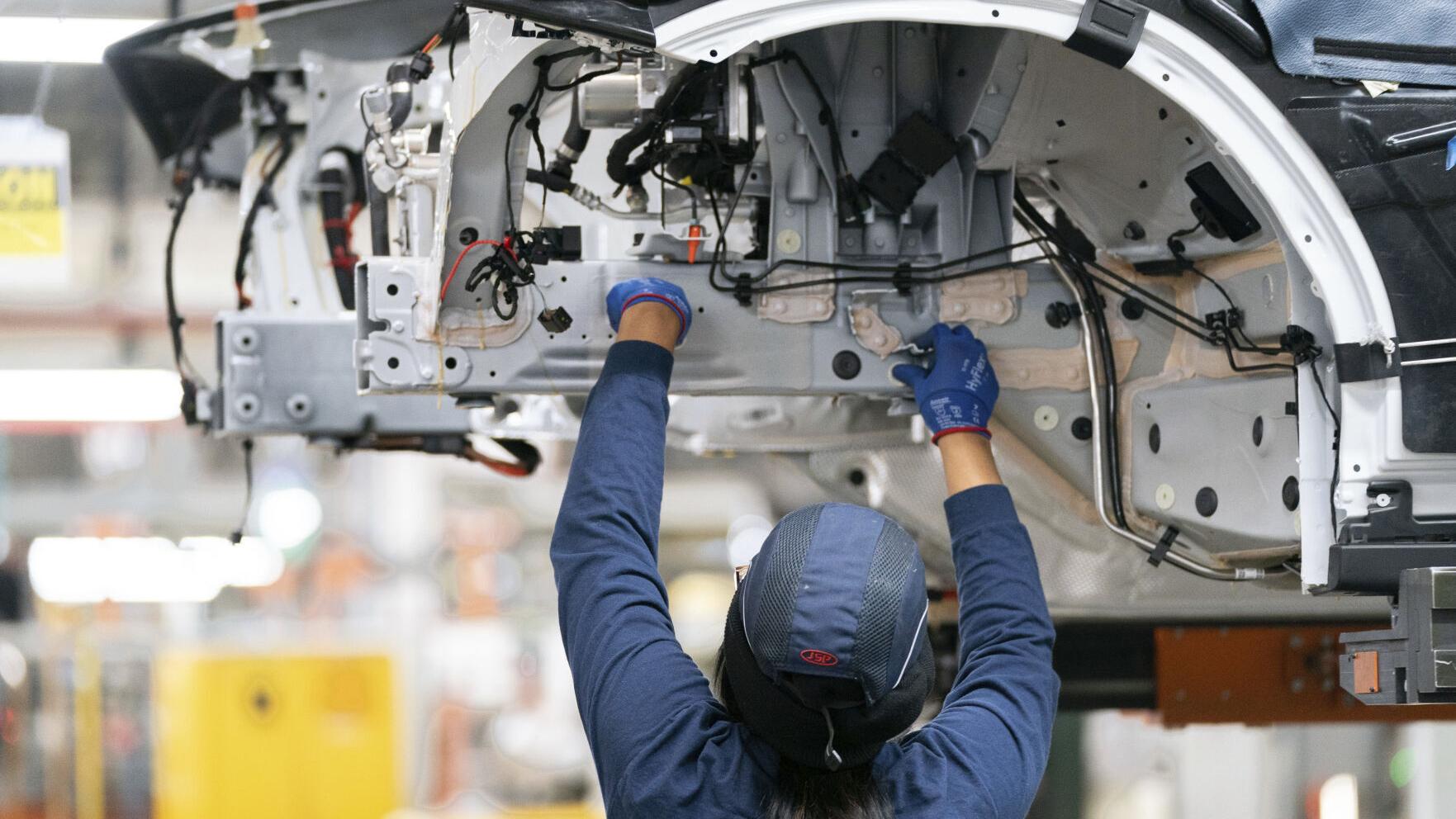 Track changes in Nebraska's gas prices, vehicle sales and production